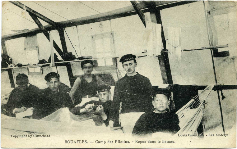 Bouafles. Camp des Pilotins. - Repos dans le hamac.