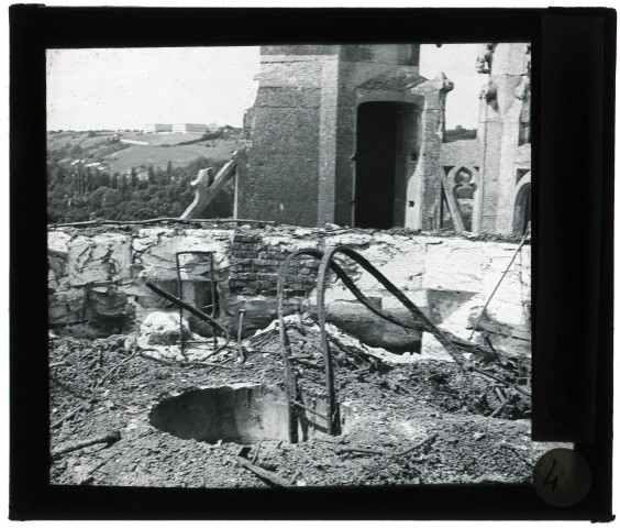 Cathédrale Notre-Dame d'Évreux (Eure), terrasse de la tour-lanterne, flèche détruite (incendie de juin 1940).
