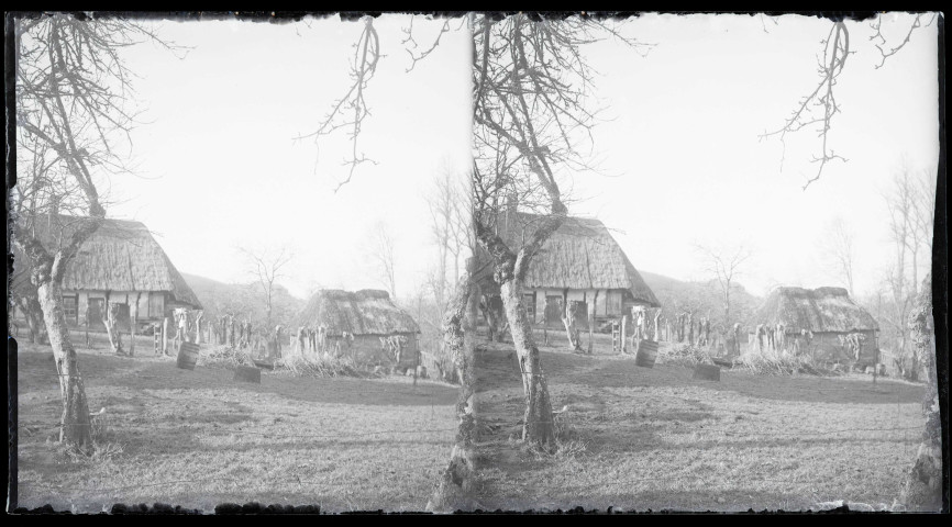 Chaumière et grange de Marguerite dans la campagne de Rosay-sur-Lieure (Eure).