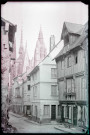 Maisons à pans de bois et vue sur l'église Notre-Dame de Caudebec-en-Caux (Seine-Maritime).