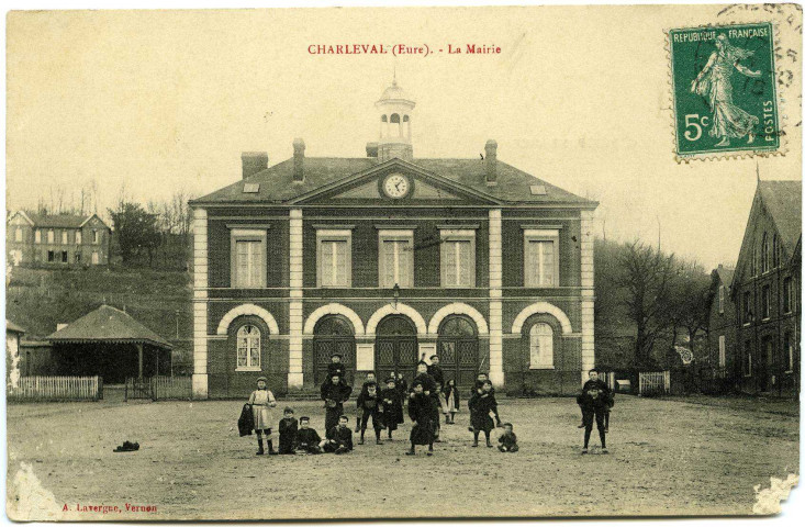 Charleval. La Mairie.