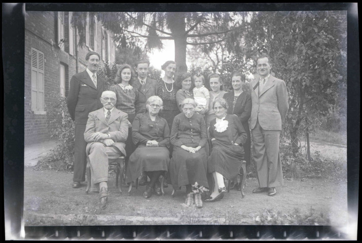 Famille Bretocq et amis dans le jardin.