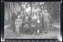 Famille Bretocq et amis dans le jardin.