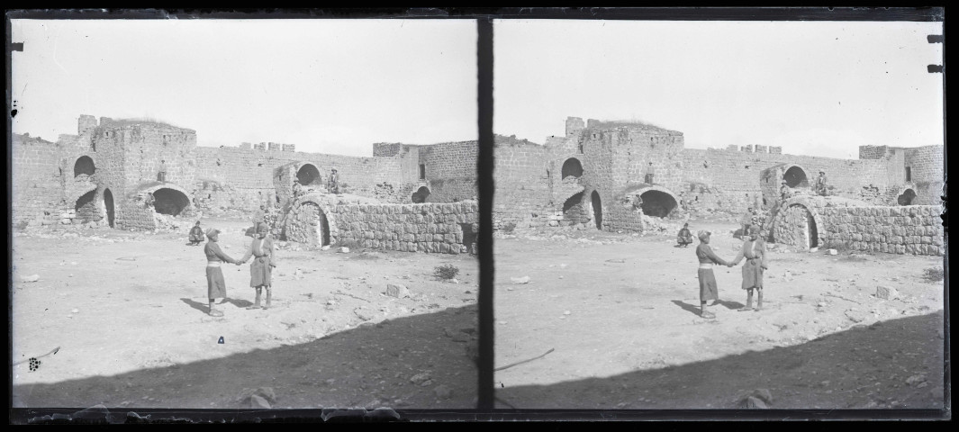 Fortifications en ruines.