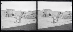 Fortifications en ruines.