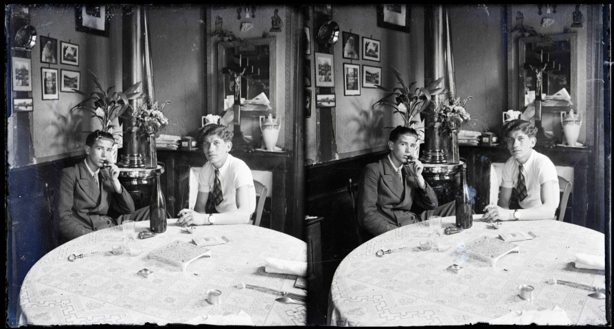 Jeunes hommes à la cigarette, probablement dans le salon du presbytère de Rosay-sur-Lieure (Eure).