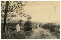 Fontaine-sous-Jouy. Entrée du Village.