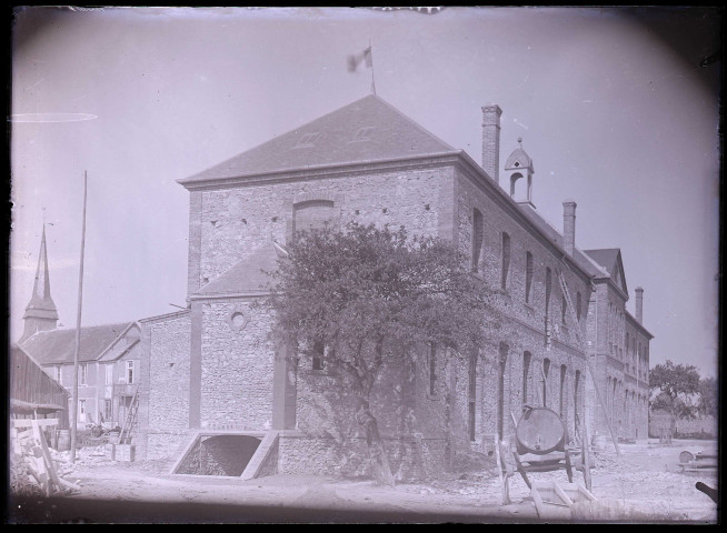 Façade en construction du bâtiment Saint-Maurice et clocher de la chapelle mortuaire d'Orgeville (Eure)