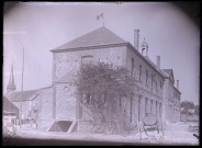 Façade en construction du bâtiment Saint-Maurice et clocher de la chapelle mortuaire d'Orgeville (Eure)