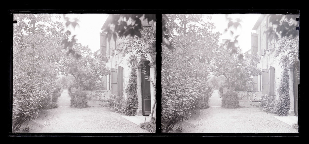 Cour intérieur et jardin d'une habitation de la région de Lourdes (Hautes-Pyrénées).