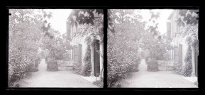 Cour intérieur et jardin d'une habitation de la région de Lourdes (Hautes-Pyrénées).
