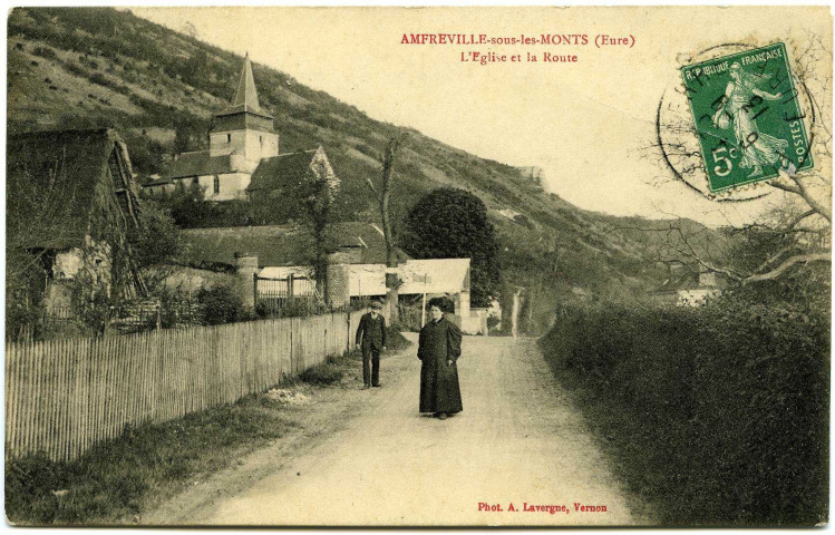 Amfreville-sous-les-Monts. L'Eglise et la Route.