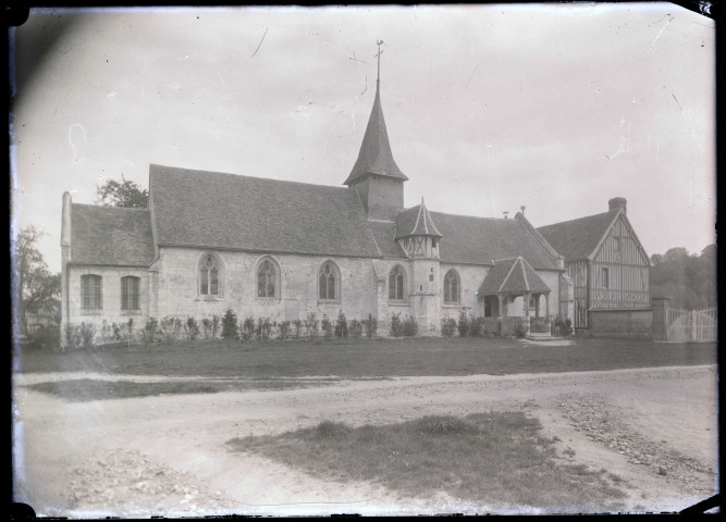 Vue d'ensemble de l'église de Pinterville (Eure).