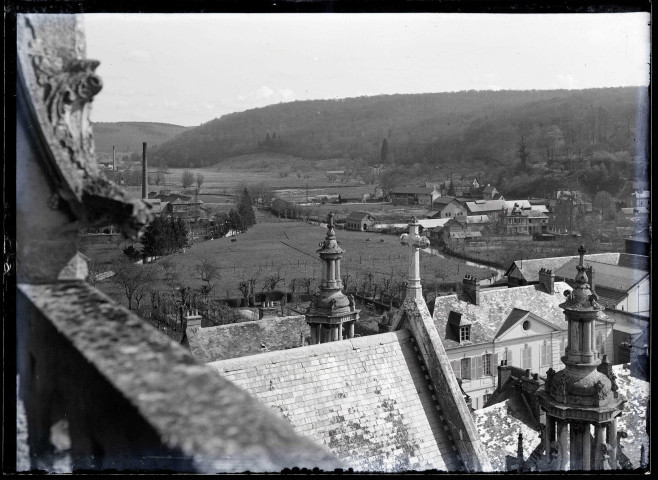 Vue à travers le fenestrage de l'église Notre-Dame de Caudebec-en-Caux (Seine-Maritime).