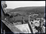 Vue à travers le fenestrage de l'église Notre-Dame de Caudebec-en-Caux (Seine-Maritime).