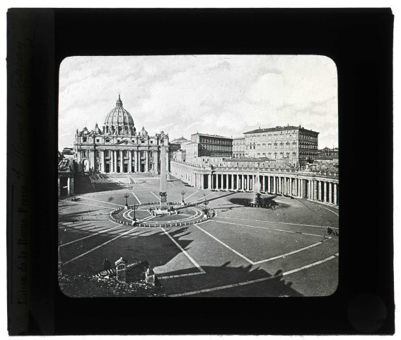 Place Saint-Pierre de Rome (Italie).