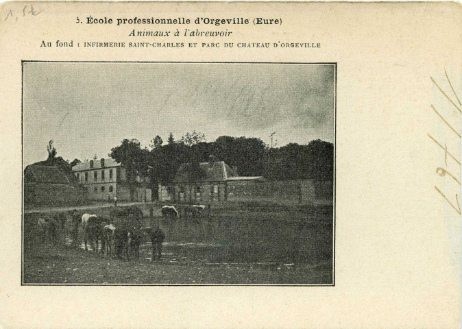 Caillouet-Orgeville. Ecole professionnelle d'Orgeville (Eure) - Animaux à l'abreuvoir - Au fond : infirmerie Saint-Charles et parc du Château d'Orgeville.