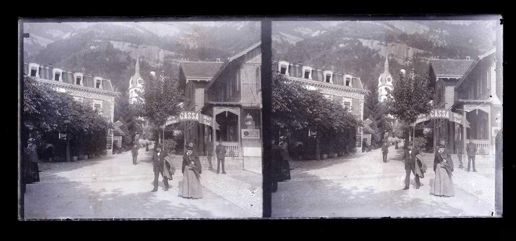 Ruelle animée d'un village italien.