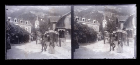 Ruelle animée d'un village italien.