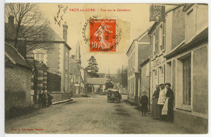 Vaux-sur-Eure. Vue sur le Carrefour.