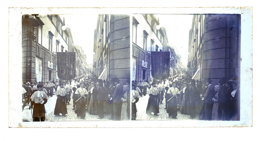 Procession religieuse dans les rues d'une ville italienne.