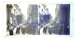 Procession religieuse dans les rues d'une ville italienne.