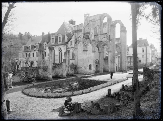 Ruines et vestiges de l'abbaye Notre-Dame de Fontenelle de Saint-Wandrille-Rançon (Seine-Maritime).