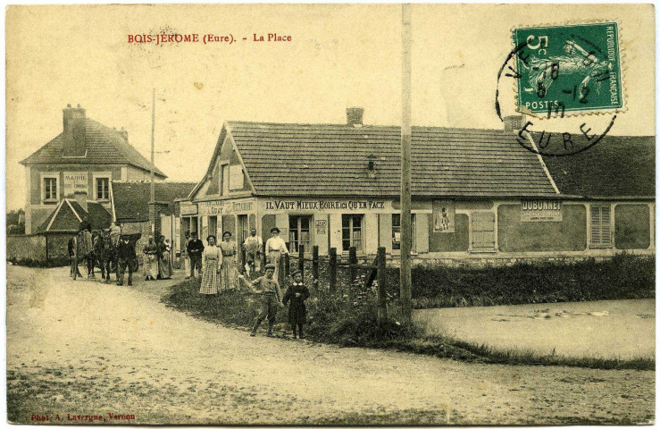 Bois-Jérôme-Saint-Ouen. La Place.