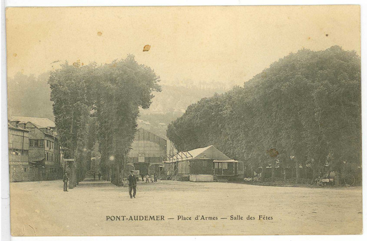 Pont-Audemer. Place d'armes - Salle des Fêtes.