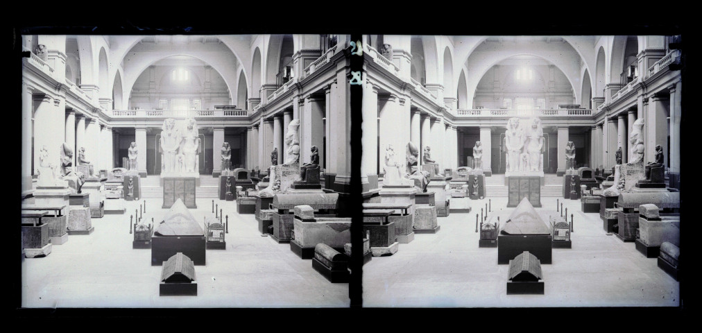 Salle et collections d'un musée égyptien.