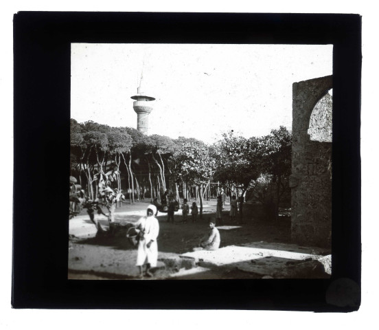 Enfants sur une place et minaret.