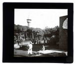 Enfants sur une place et minaret.