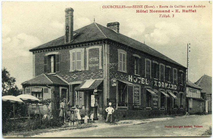 Courcelles-sur-Seine. Route de Gaillon aux Andelys. - Hôtel Normand. - E. Ruffat. - Téléphone 3.