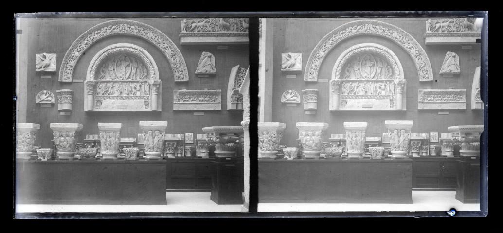Moulages d'un tympan, de statues et de bas-reliefs d'église, exposés au musée du Trocadéro de Paris (Seine).