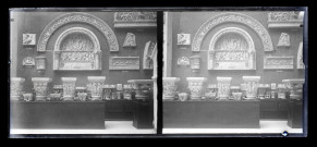 Moulages d'un tympan, de statues et de bas-reliefs d'église, exposés au musée du Trocadéro de Paris (Seine).