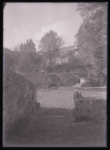 Jardin et puits au pied des remparts du château de Fougères (Ille-et-Vilaine).