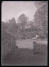 Jardin et puits au pied des remparts du château de Fougères (Ille-et-Vilaine).