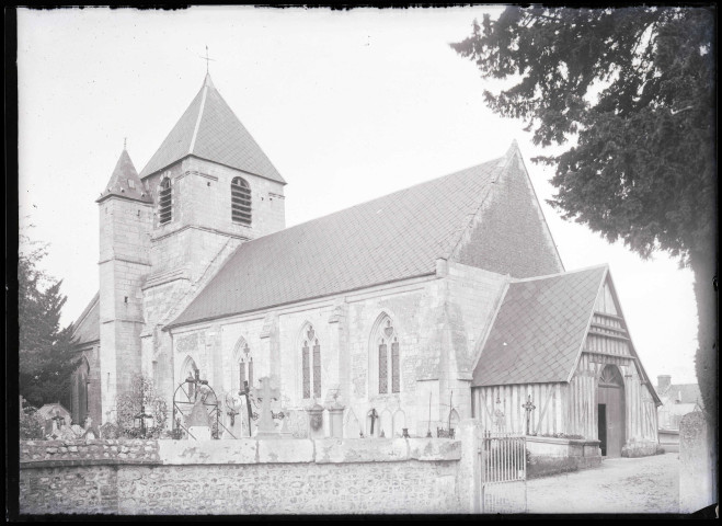 Vue générale de l'église de Bouquetot (Eure) et de son cimetière.