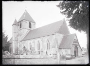 Vue générale de l'église de Bouquetot (Eure) et de son cimetière.