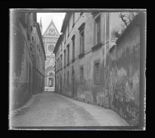 Ruelle avec vue de la cathédrale d'Orvieto (Italie).