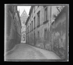 Ruelle avec vue de la cathédrale d'Orvieto (Italie).