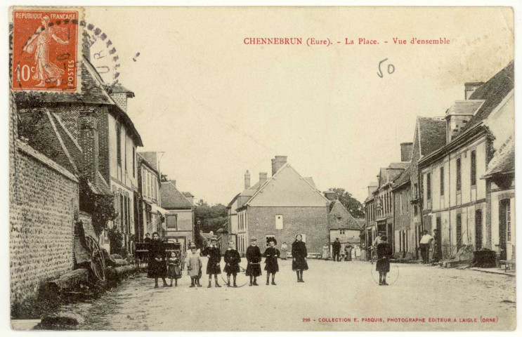 Chennebrun. La Place-Vue d'Ensemble.