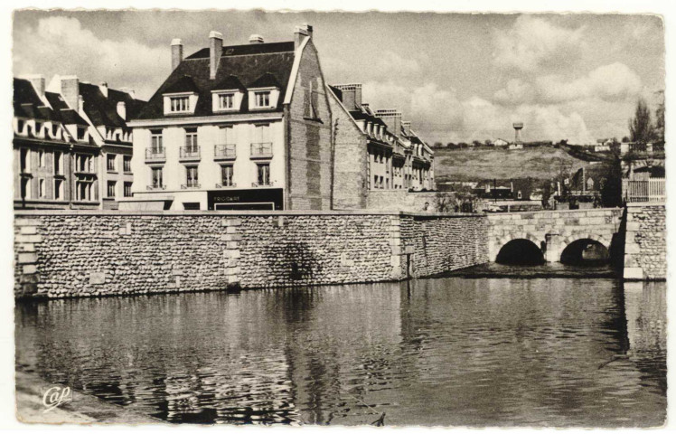 Evreux-Ville. Le Miroir d'Eau sur l'Iton.