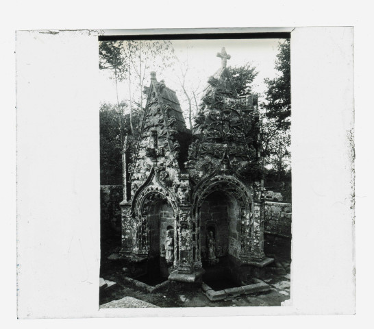 Fontaine de dévotion de la chapelle de Saint-Nicodème à Pluméliau (Morbihan).