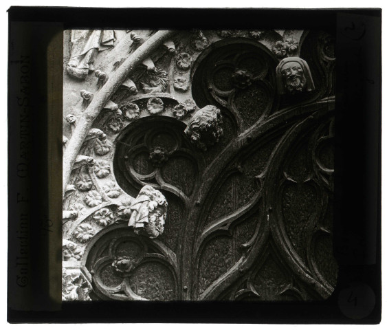 Cathédrale Saint-Étienne de Bourges (Cher), portail central, détail côté gauche peinture.