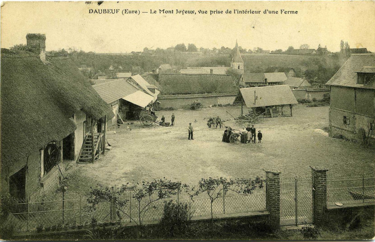 Daubeuf-près-Vatteville. Le Mont Joyeux, vue prise de l'intérieur d'une Ferme.