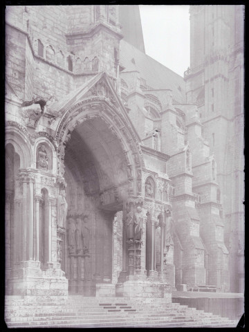 Portail nord à voussures ornementées de la cathédrale Notre-Dame de Chartres (Eure-et-Loir).