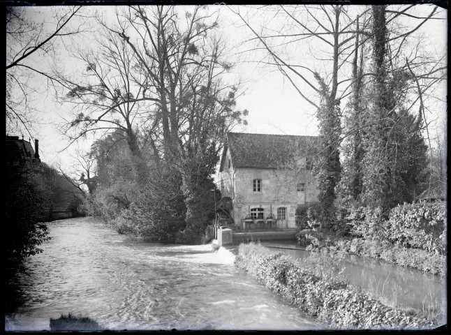 Moulin sur l'Andelle traversant Radepont (Eure).