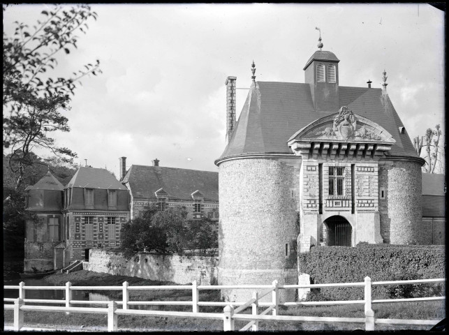 Pavillon d'entrée d'un château de la campagne normande.