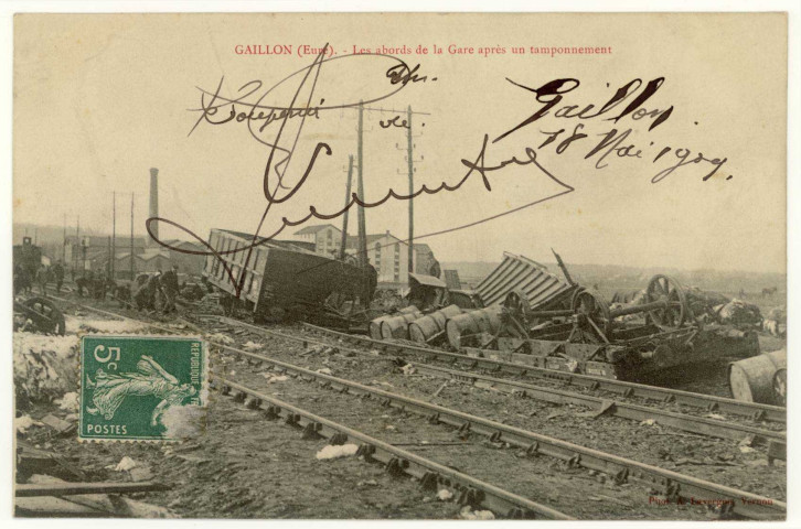 Gaillon. Les abords de la Gare après un tamponnement.